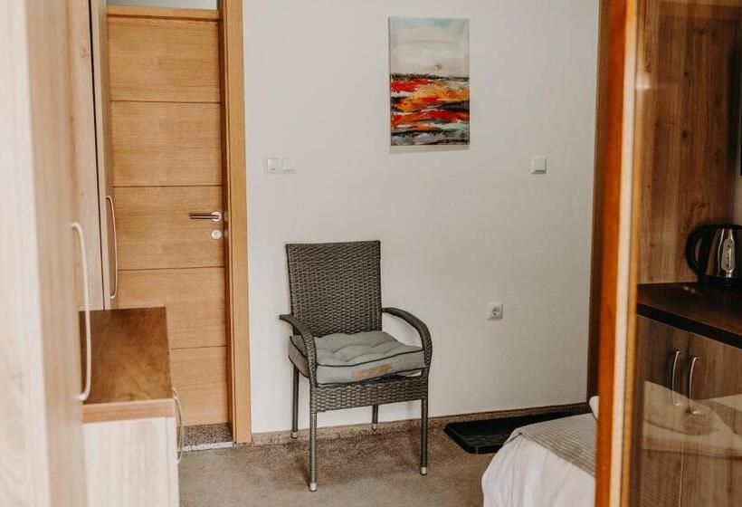 اتاق لوکس با بالکن, Noor Konjic