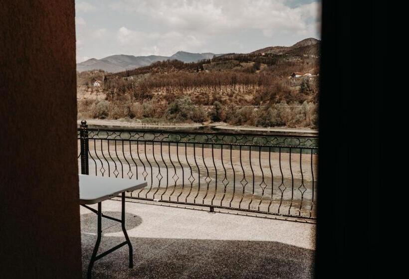 اتاق لوکس با بالکن, Noor Konjic