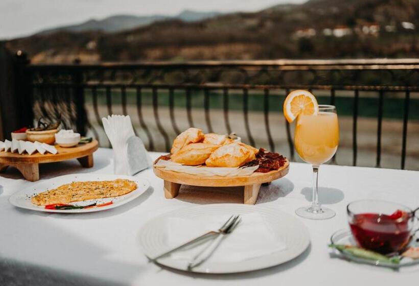 Suite with lake view, Noor Konjic