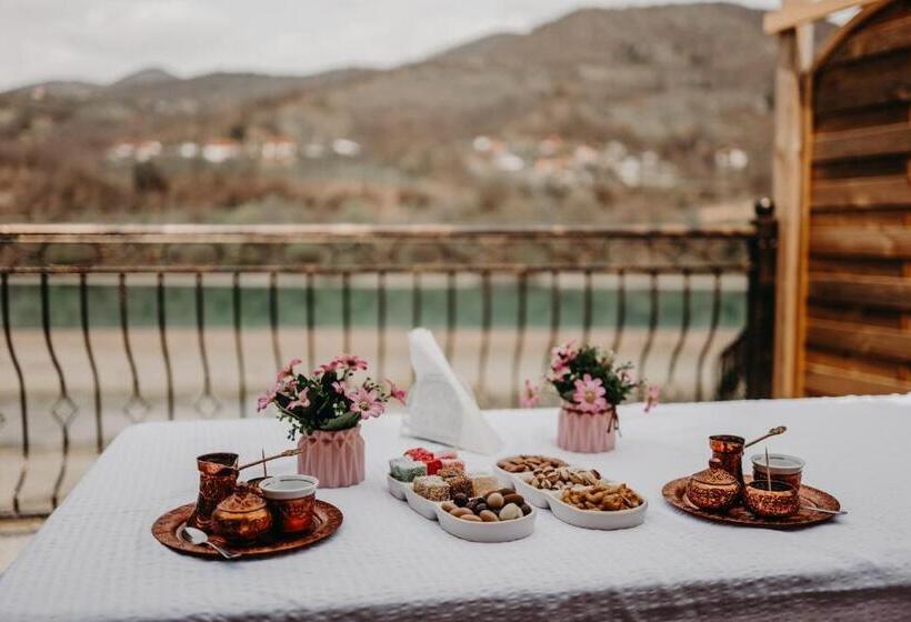 Suite with lake view, Noor Konjic