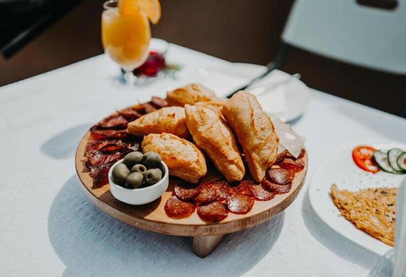 سوییت خانوادگی, Noor Konjic