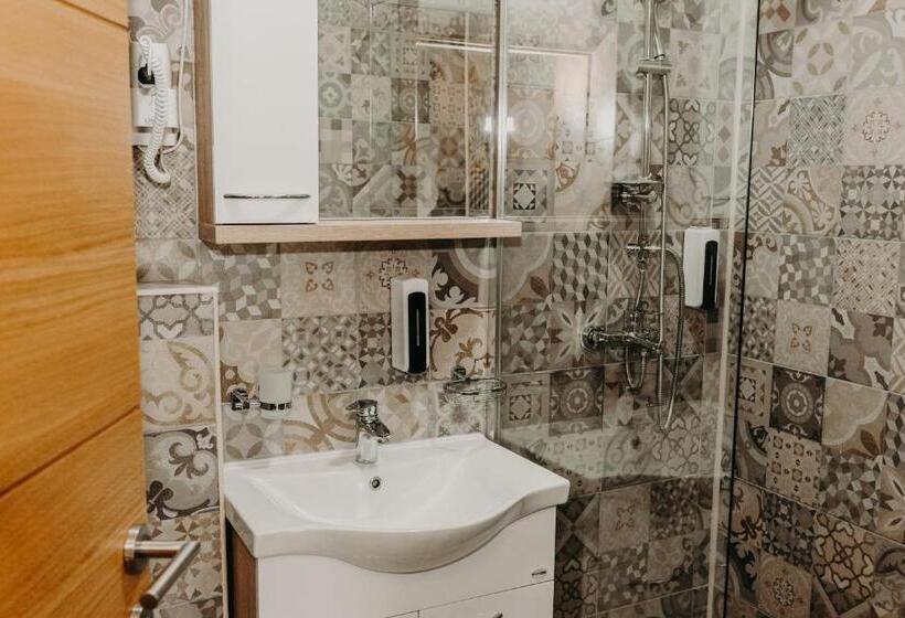 اتاق استاندارد با چشم‌انداز دریاچه, Noor Konjic