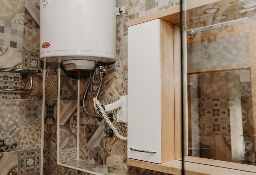 اتاق استاندارد با چشم‌انداز دریاچه, Noor Konjic