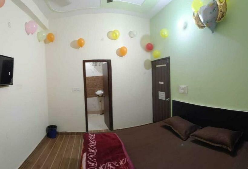 Classic Kolmen Hengen Huone, Oyo 91128  Mongoose Palace