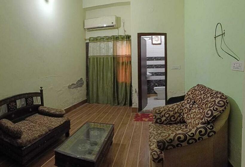 Classic Kolmen Hengen Huone, Oyo 91128  Mongoose Palace