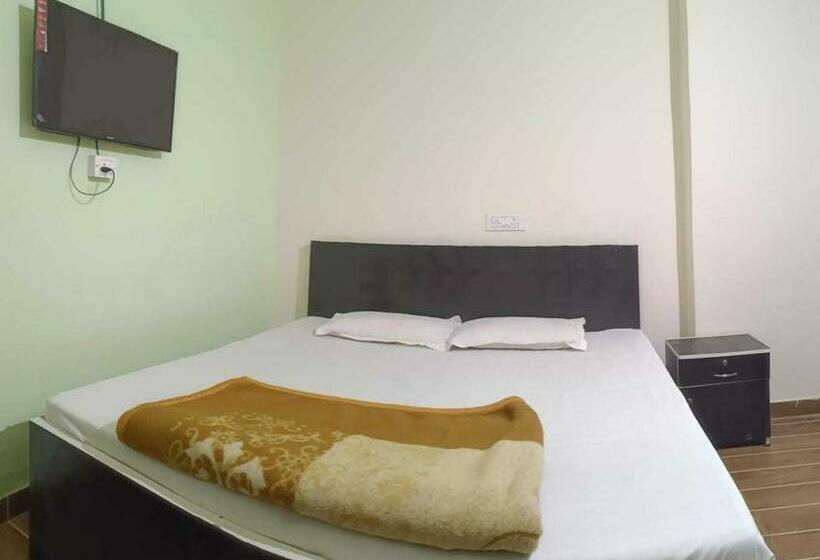 Classic Kolmen Hengen Huone, Oyo 91128  Mongoose Palace