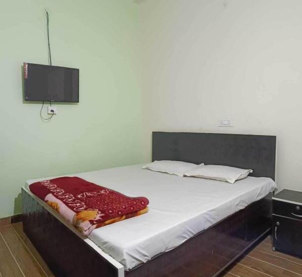 Classic Kolmen Hengen Huone, Oyo 91128  Mongoose Palace