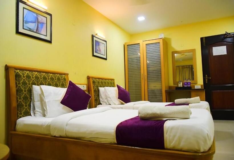 Номер Deluxe, Nakshatree Hotels, Maruthi Residency  Mogappair