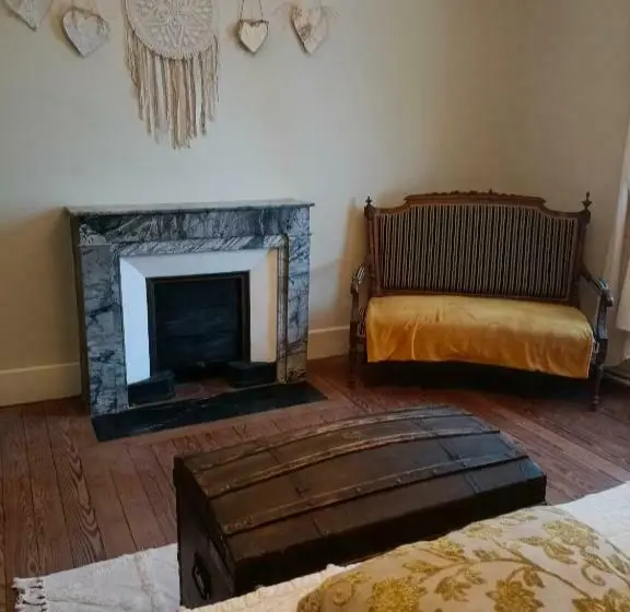 スタンダード４人部屋, Château D Arfeuilles Chambres Et Tables D Hôtes