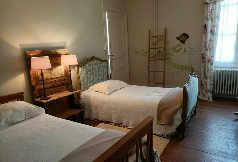 スタンダード４人部屋, Château D Arfeuilles Chambres Et Tables D Hôtes