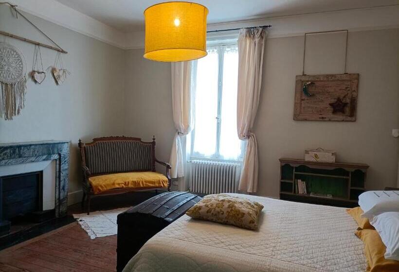 4인용 스탠다드 룸, Château D Arfeuilles Chambres Et Tables D Hôtes