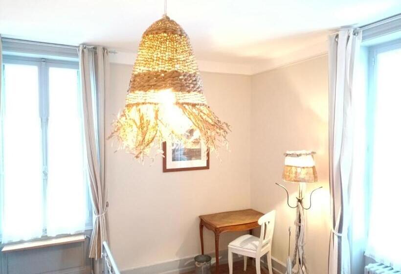 정원 전망 4인용 스탠다드 룸, Château D Arfeuilles Chambres Et Tables D Hôtes