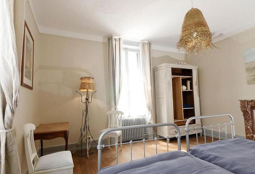 정원 전망 4인용 스탠다드 룸, Château D Arfeuilles Chambres Et Tables D Hôtes