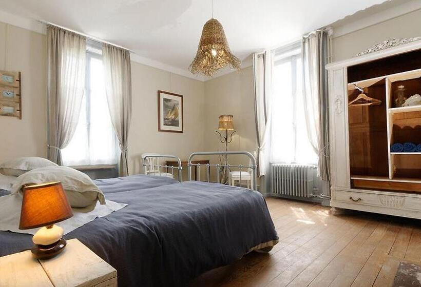 Четырехместный Номер Стандарт Вид на Сад, Château D Arfeuilles Chambres Et Tables D Hôtes