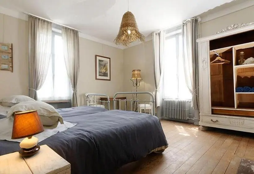 ガーデンビュースタンダード４ベッドルーム, Château D Arfeuilles Chambres Et Tables D Hôtes
