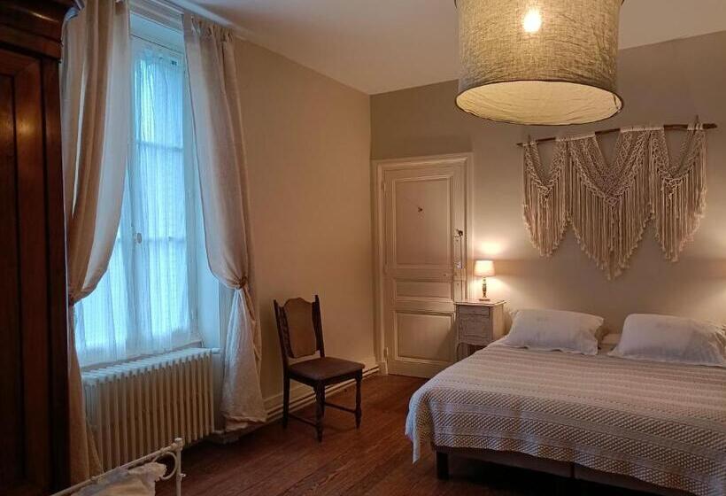 정원 전망 4인용 스탠다드 룸, Château D Arfeuilles Chambres Et Tables D Hôtes