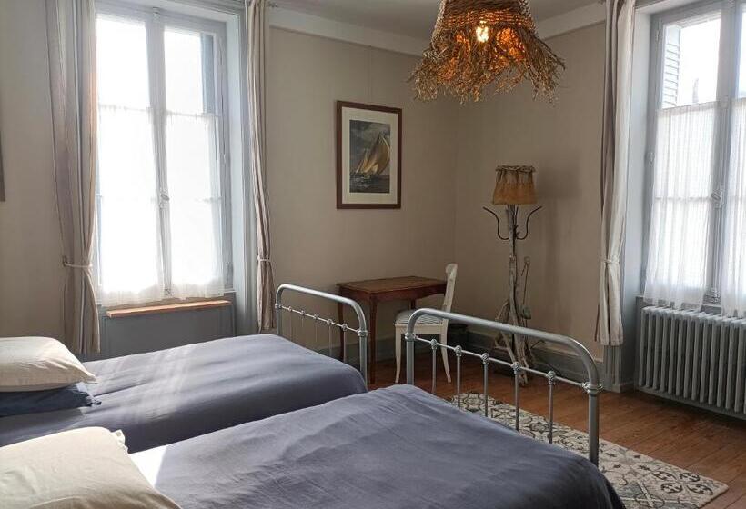 정원 전망 4인용 스탠다드 룸, Château D Arfeuilles Chambres Et Tables D Hôtes