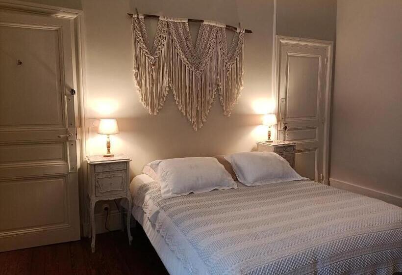 정원 전망 4인용 스탠다드 룸, Château D Arfeuilles Chambres Et Tables D Hôtes