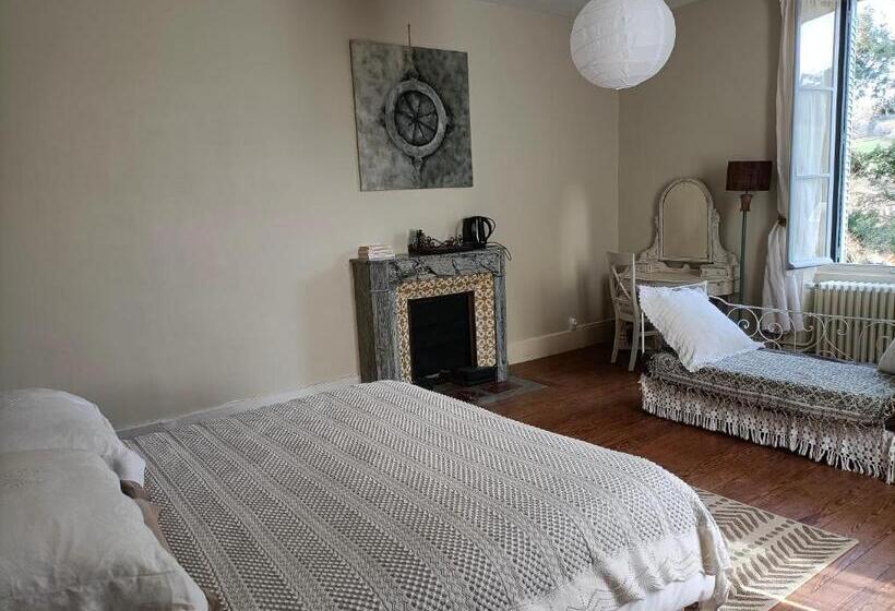 정원 전망 4인용 스탠다드 룸, Château D Arfeuilles Chambres Et Tables D Hôtes