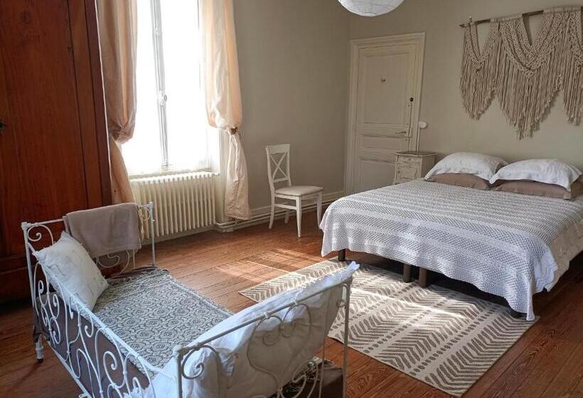 정원 전망 4인용 스탠다드 룸, Château D Arfeuilles Chambres Et Tables D Hôtes