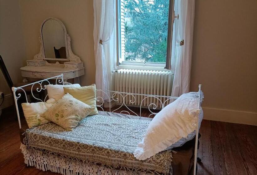 정원 전망 4인용 스탠다드 룸, Château D Arfeuilles Chambres Et Tables D Hôtes