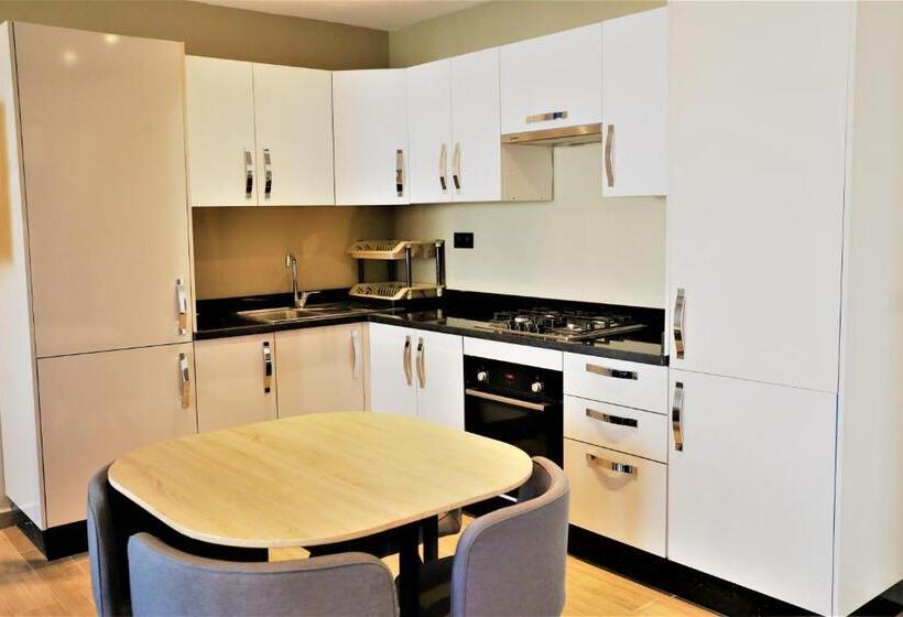 דירת שני חדרים, Dominium Residence