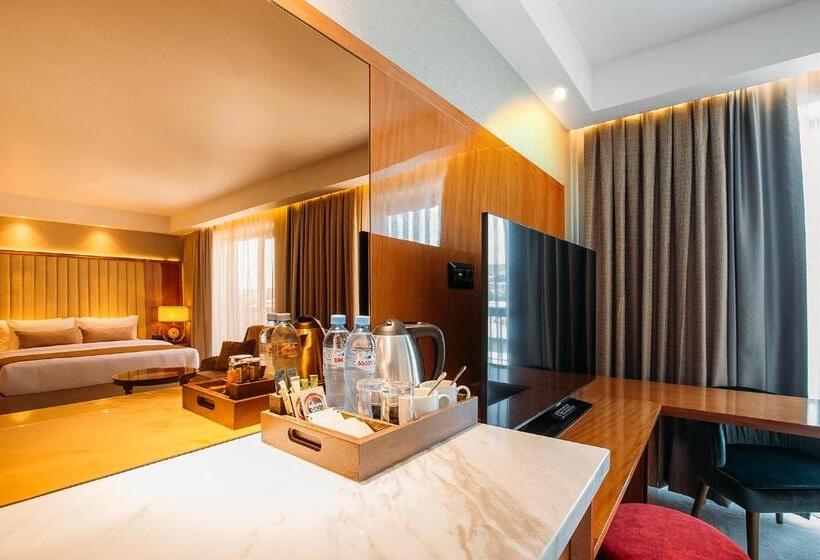 سوئیت با بالکن, Marjan Plaza