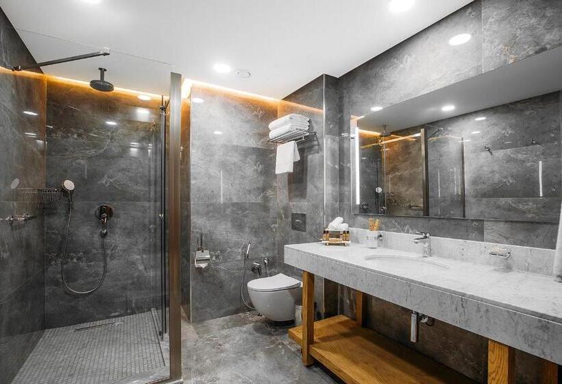 سوئیت با بالکن, Marjan Plaza