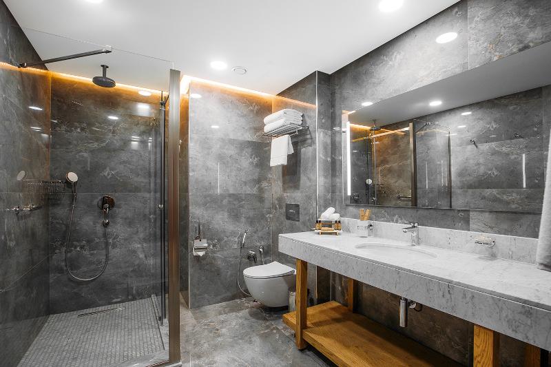 سوییت لوکس, Marjan Plaza