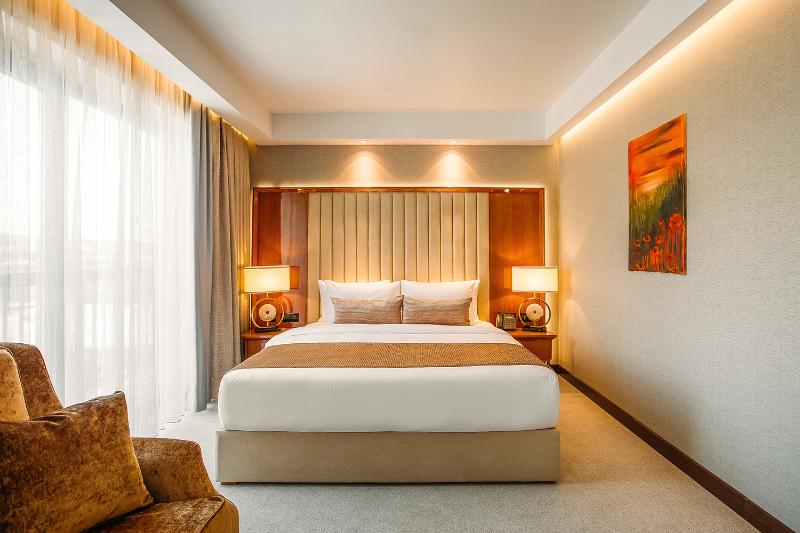 سوییت لوکس, Marjan Plaza