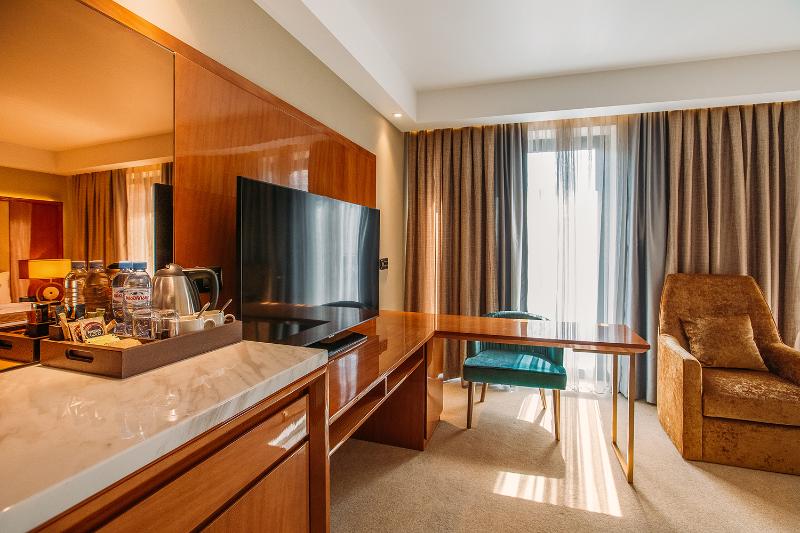 سوئیت با بالکن, Marjan Plaza