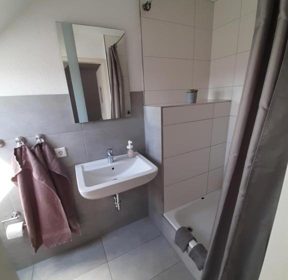 اتاق استاندارد سه نفره, Pension Asche