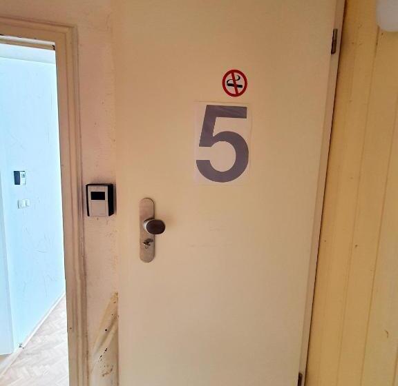 דירת חדר, Pension Apostel