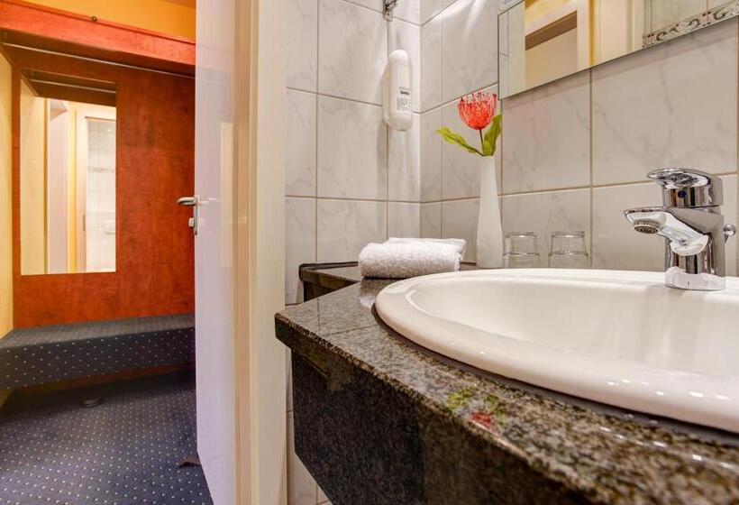 标准三人间, Elbinsel Free Parking