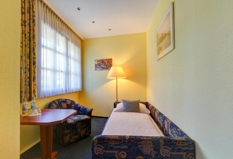 标准三人间, Elbinsel Free Parking