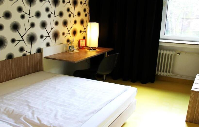 标准单人间, Madeleine Bio