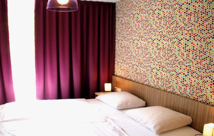 标准单人间, Madeleine Bio