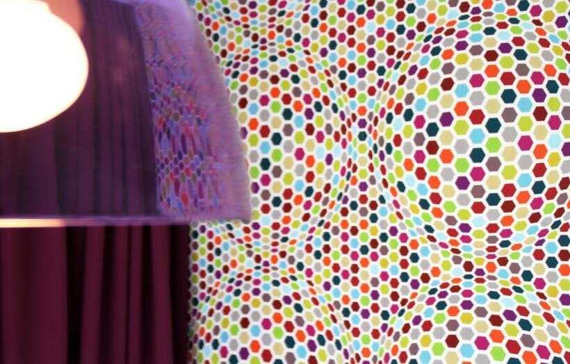 标准单人间, Madeleine Bio