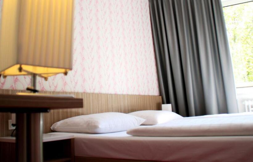 标准单人间, Madeleine Bio