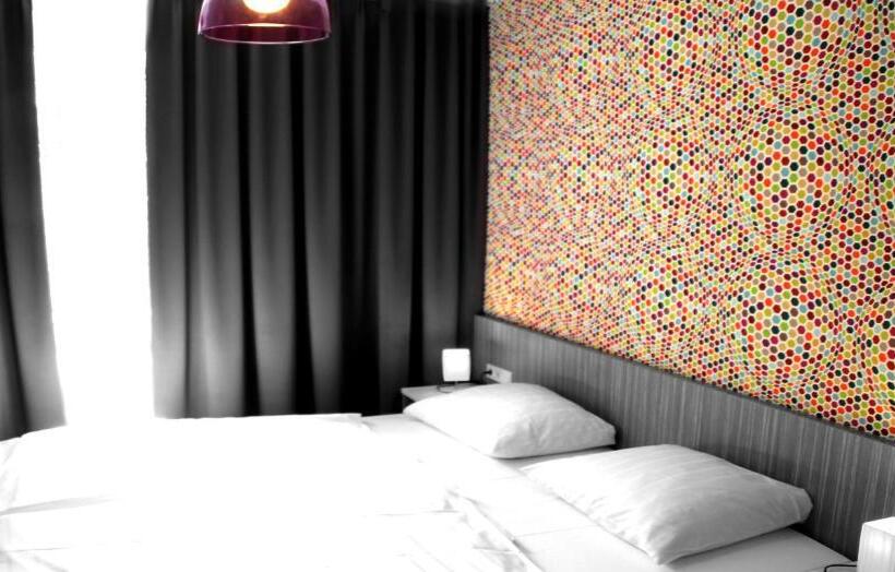 标准间, Madeleine Bio