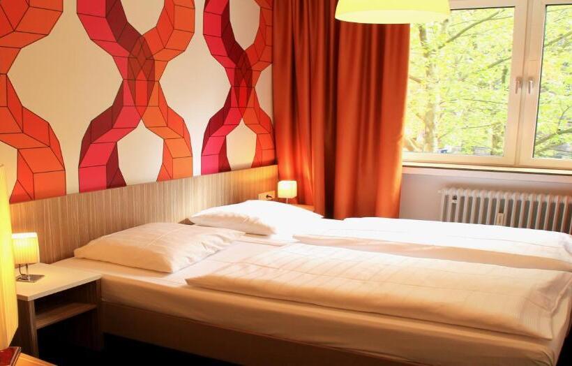 标准间, Madeleine Bio