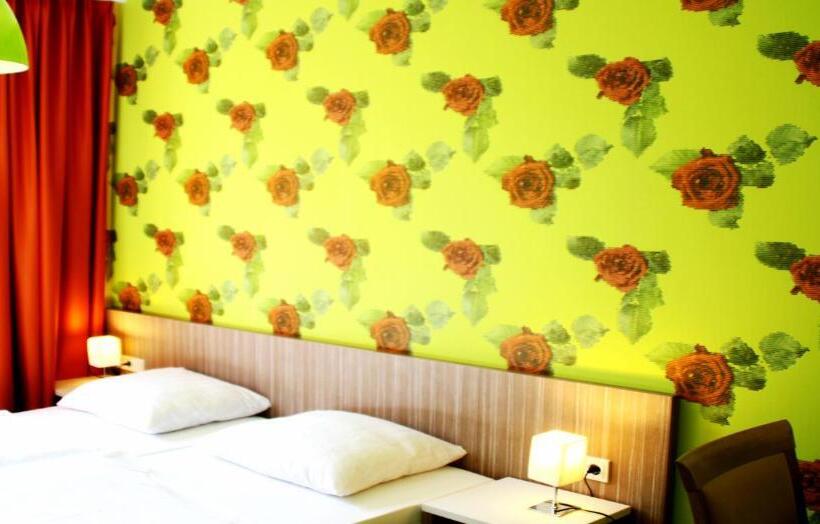 标准间, Madeleine Bio