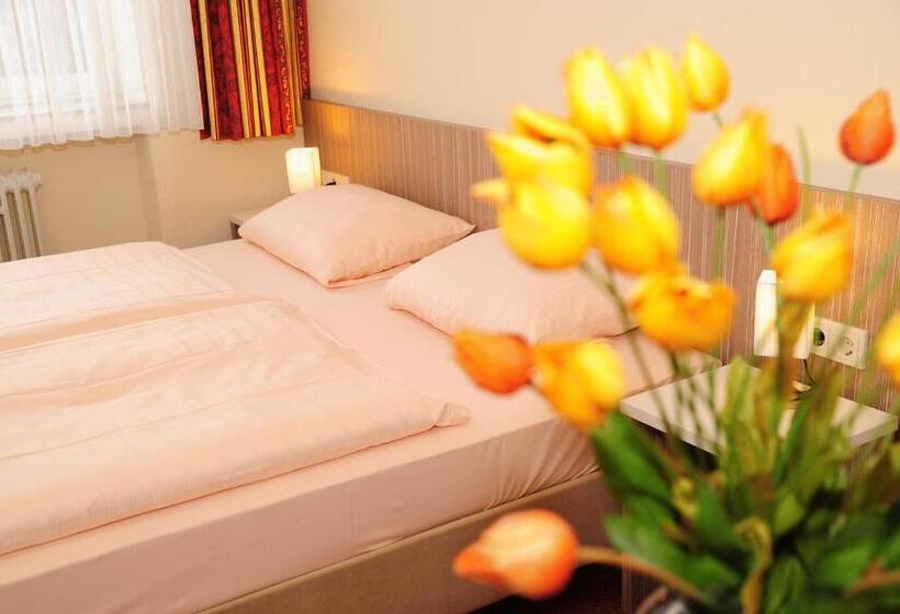 套房, Madeleine Bio