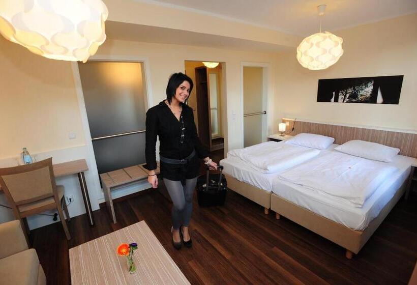 套房, Madeleine Bio