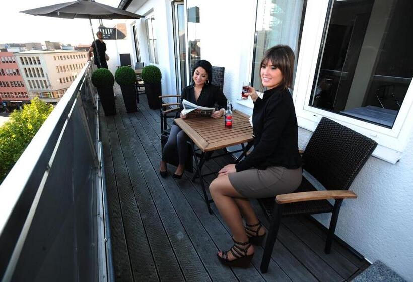 套房, Madeleine Bio