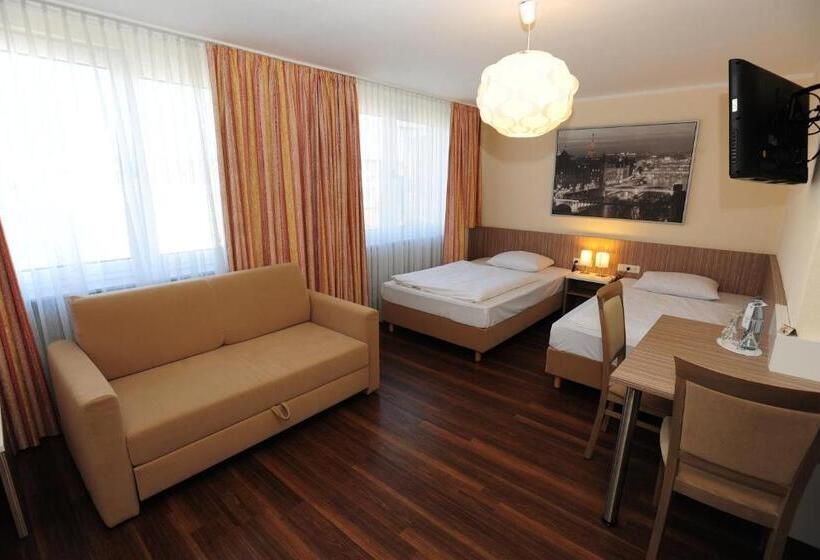 套房, Madeleine Bio