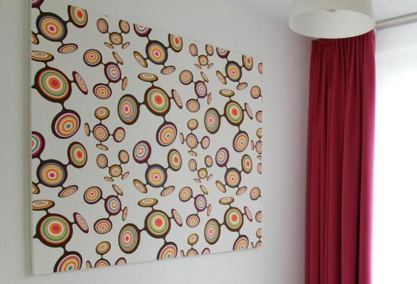 单人经济间, Madeleine Bio