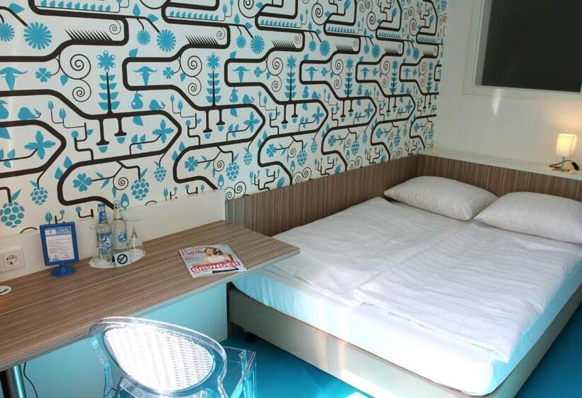 经济房, Madeleine Bio