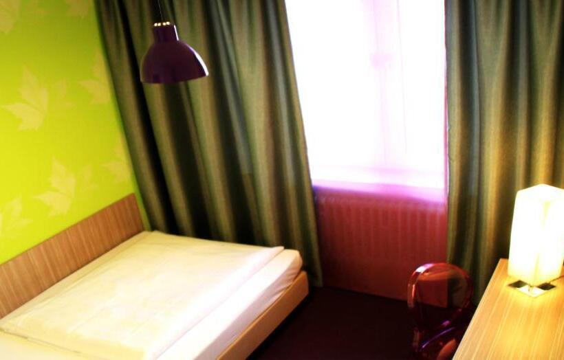 标准单人间, Madeleine Bio