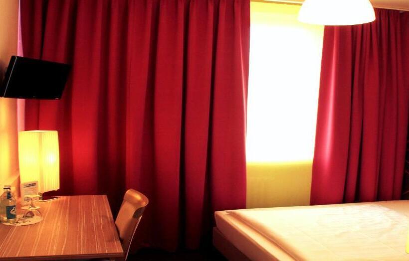 标准单人间, Madeleine Bio